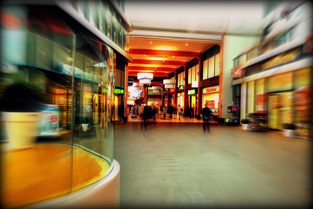 Imagem de um corredor de um Shopping Center 